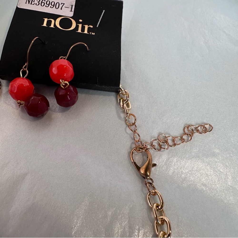 nOir Jewelry | Beaded Statement Necklace with Earrings | NWT - Picture 6 of 6